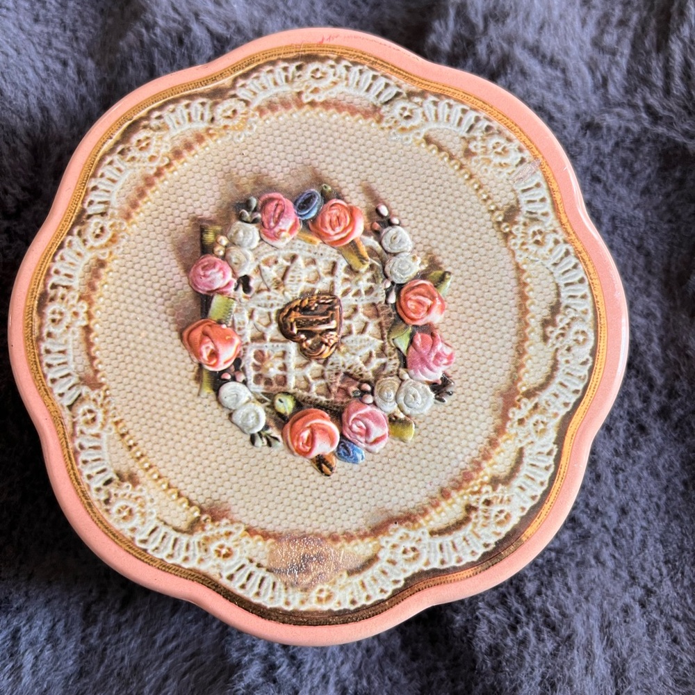 Avon Valentines Day 1981 Collectors Tin Floral Print Roses Lace Print
